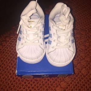 Kids Addias sneakers